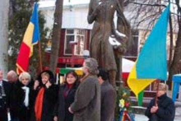 Flori la monumentul lui Eminescu