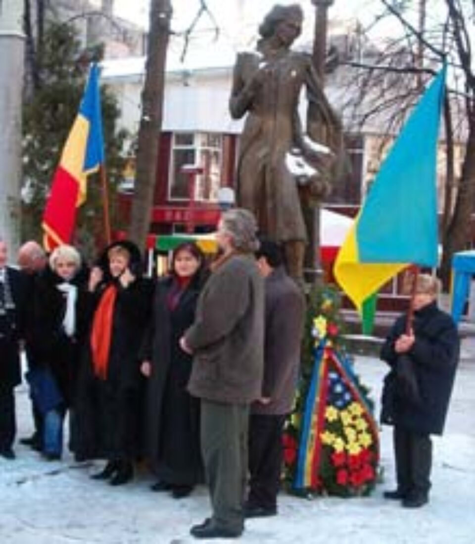 Flori la monumentul lui Eminescu