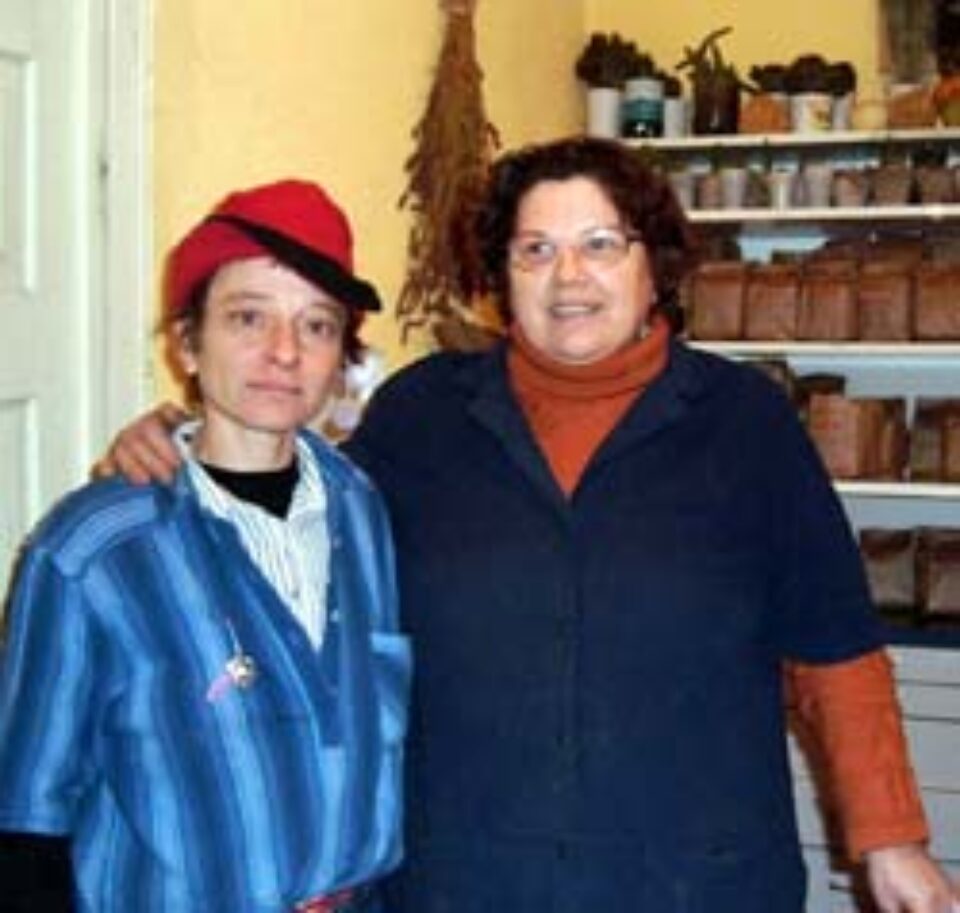 Nicoleta Creţu (dreapta) îi tratează pe bolnavi cu ceaiuri şi leacuri naturiste