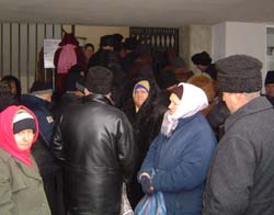 “Cuponarii” dorm în stradă pentru a-și vinde acțiunile