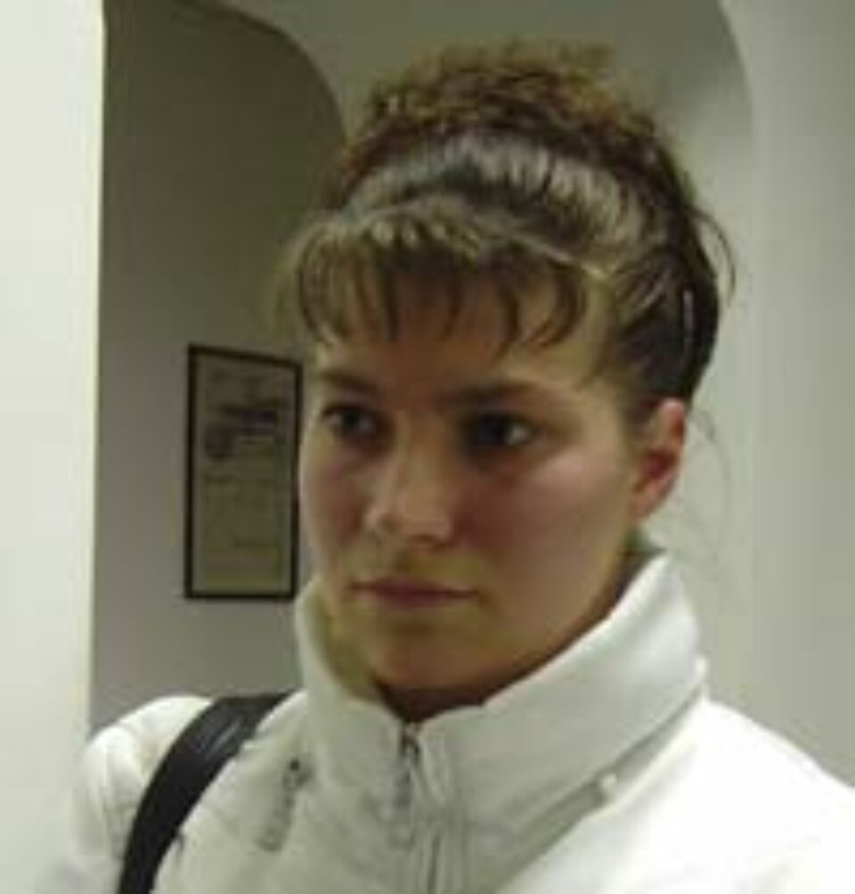 Liliana Lăcătuş şi fraţii săi vor rămâne pe drumuri, după ce tatăl lor a girat cu apartamentul pentru un împrumut Liliana Lăcătuş şi fraţii săi vor rămâne pe drumuri, după ce tatăl lor a girat cu apartamentul pentru un împrumut