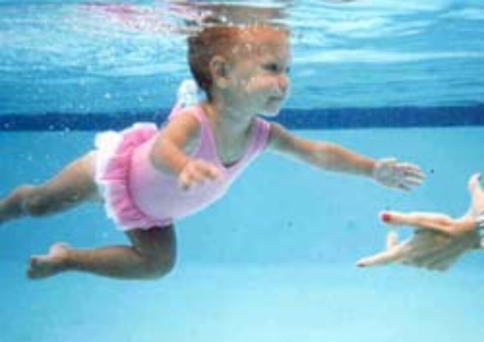 Înotul în piscină dublează riscul de astm la copii Înotul în piscină dublează riscul de astm la copii