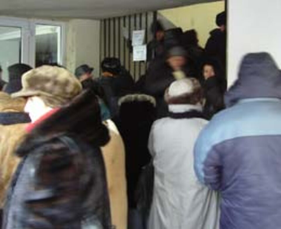 Gerul năprasnic nu-i alungă din stradă pe “cuponari”