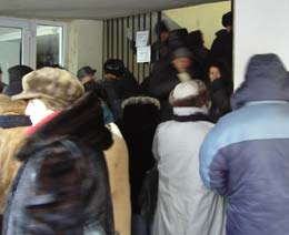 Gerul năprasnic nu-i alungă din stradă pe “cuponari”