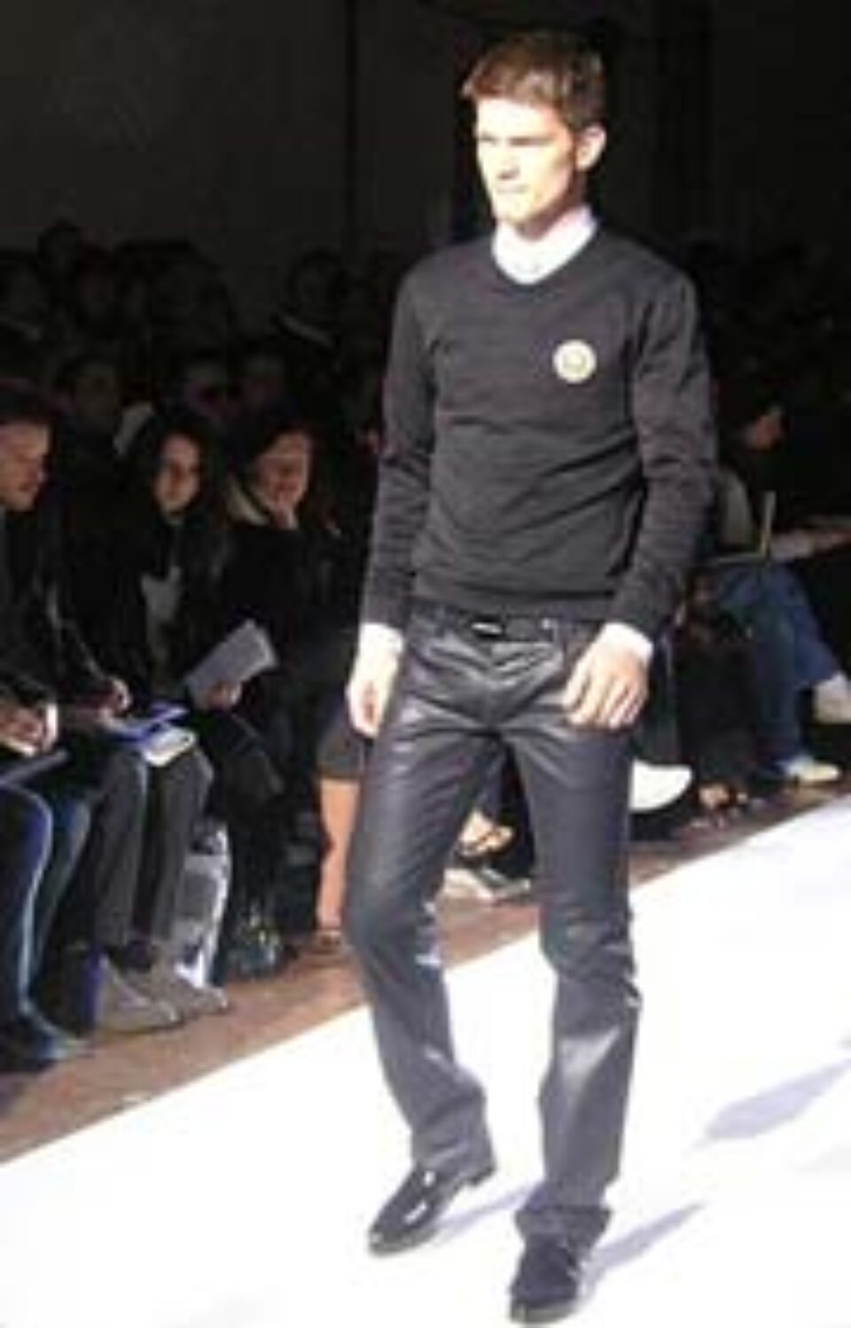 Bărbatul puternic și elegant, vedeta colecțiilor toamnă - iarnă 2006-2007 Bărbatul puternic și elegant, vedeta colecțiilor toamnă - iarnă 2006-2007