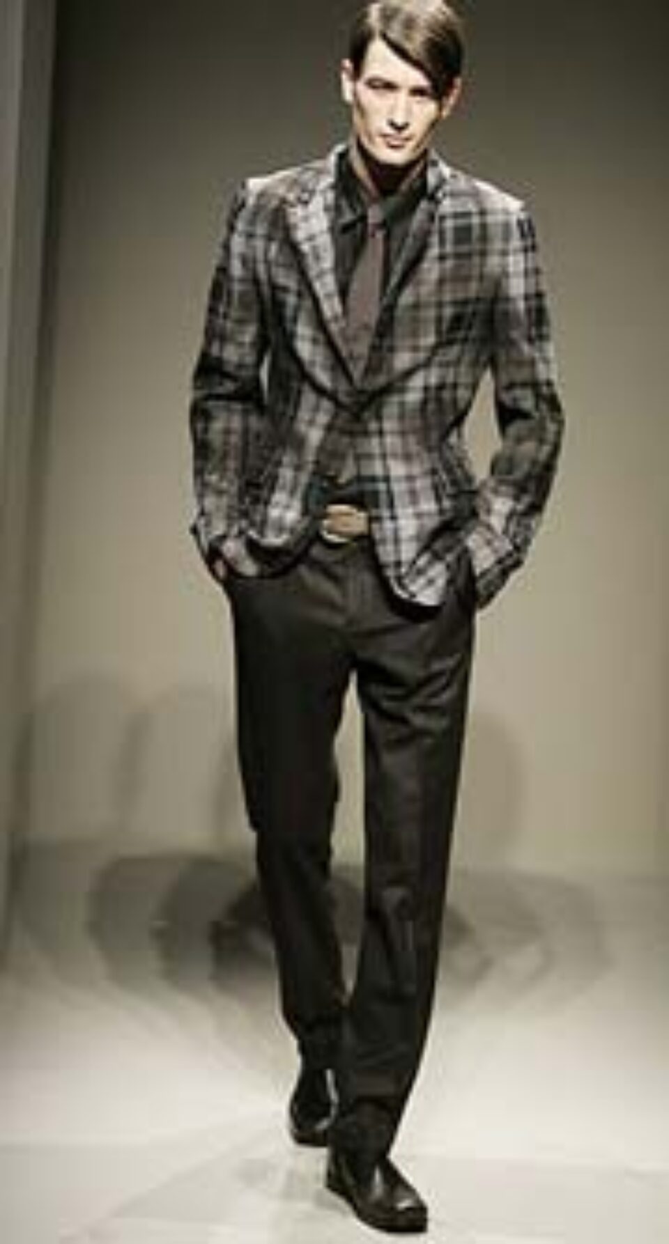 Bărbatul puternic și elegant, vedeta colecțiilor toamnă - iarnă 2006-2007