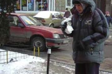 Program redus și cantități însemnate de ceai fierbinte pentru sucevenii care vând ziare