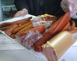 Carne de calitate îndoielnică, aruncată pe piață cu etichete făcute pe calculator Carne de calitate îndoielnică, aruncată pe piață cu etichete făcute pe calculator