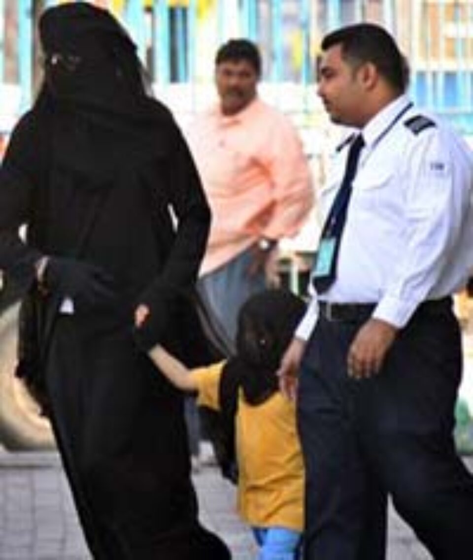 Michael Jackson umblă deghizat în femeie