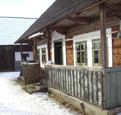 Sexagenar omorât în propria casă de persoane necunoscute