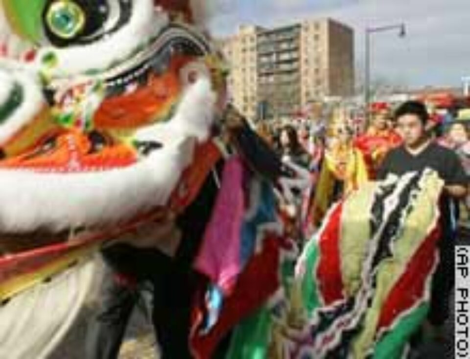 China a intrat în Anul Câinelui cu mult zgomot și focuri de artificii