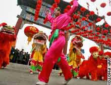 China a intrat în Anul Câinelui cu mult zgomot și focuri de artificii