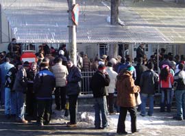 Sute de suceveni s-au înghesuit să-și recupereze pașapoartele