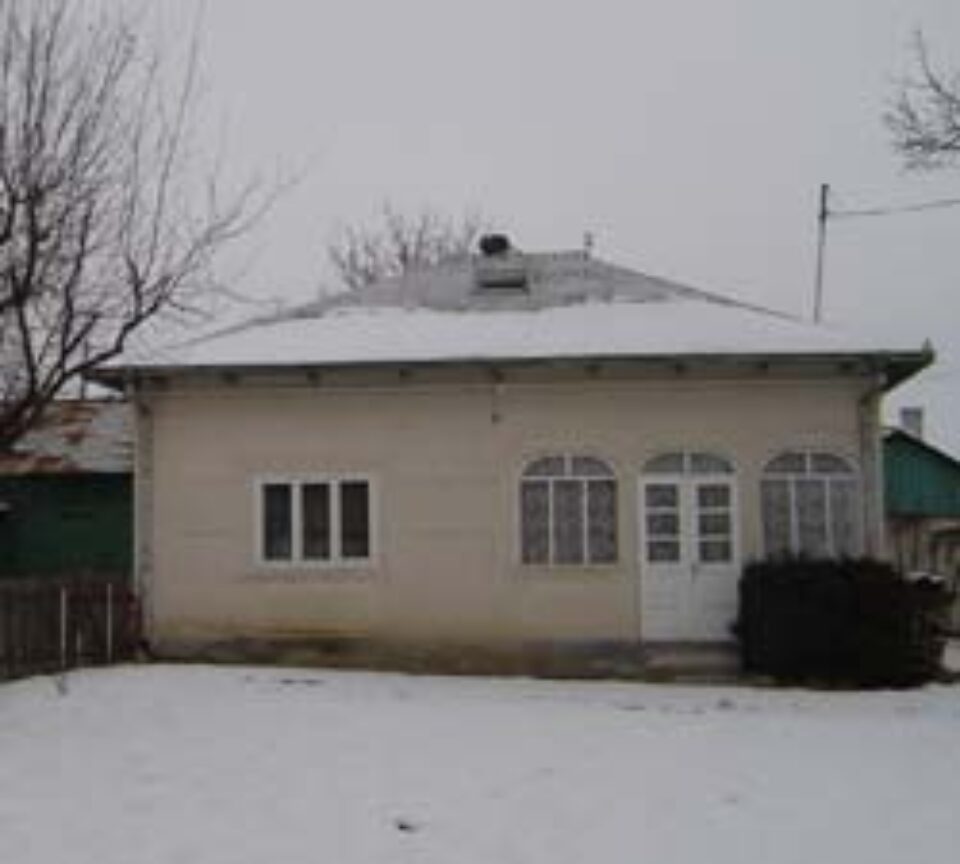 Casa in care locuieste unul dintre cei mai batrini suceveni