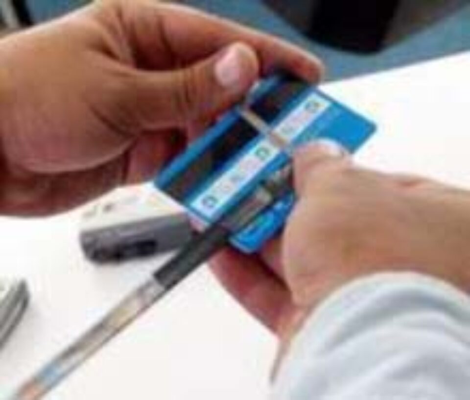 Dispozitiv de blocare a cardurilor în bancomate găsit de polițiști asupra unui hoț Dispozitiv de blocare a cardurilor în bancomate găsit de polițiști asupra unui hoț