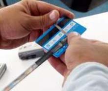 Dispozitiv de blocare a cardurilor în bancomate găsit de polițiști asupra unui hoț