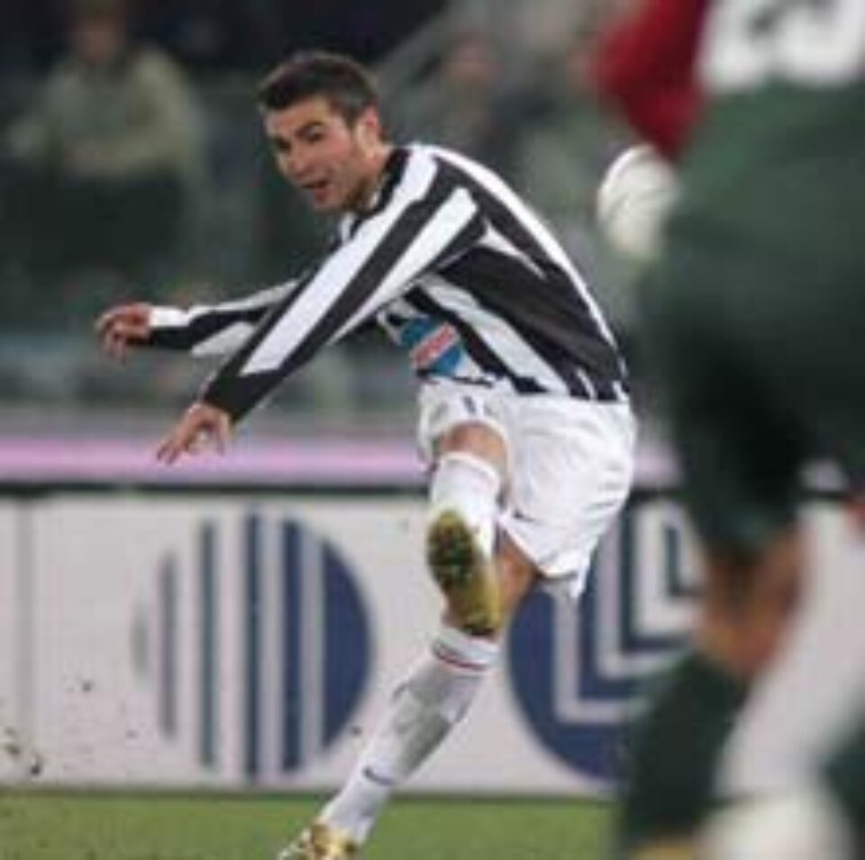Adrian Mutu unul dintre cei mai buni jucători în meciul cu AS Roma Adrian Mutu unul dintre cei mai buni jucători în meciul cu AS Roma