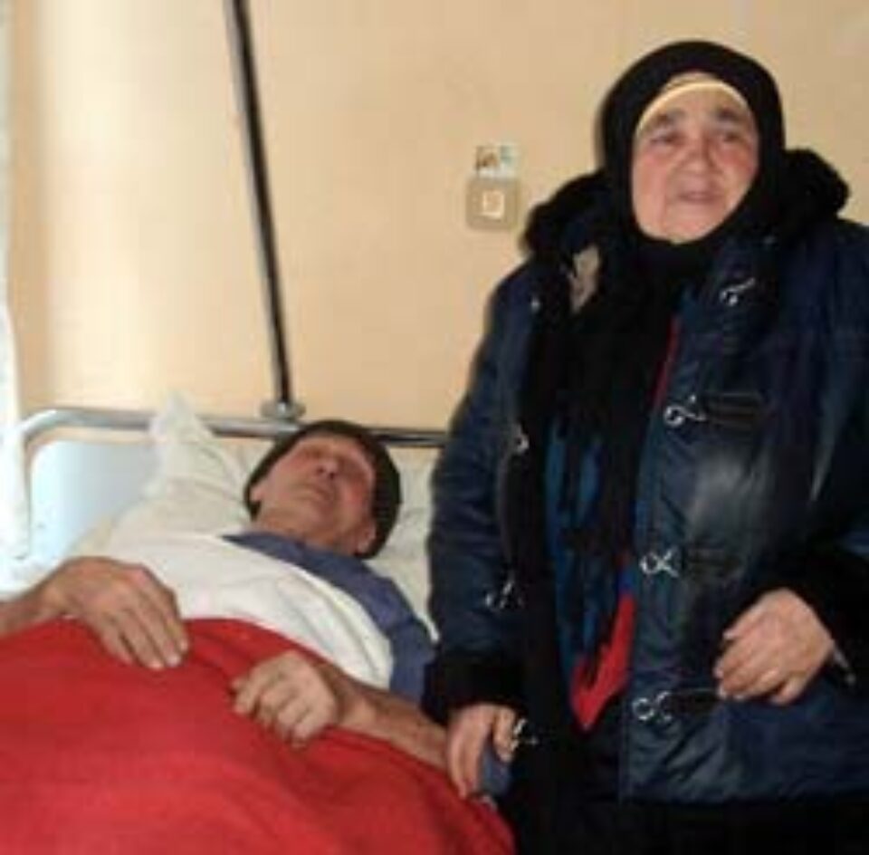 Doi bătrâni, snopiți în bătaie de un tânăr violent Doi bătrâni, snopiți în bătaie de un tânăr violent