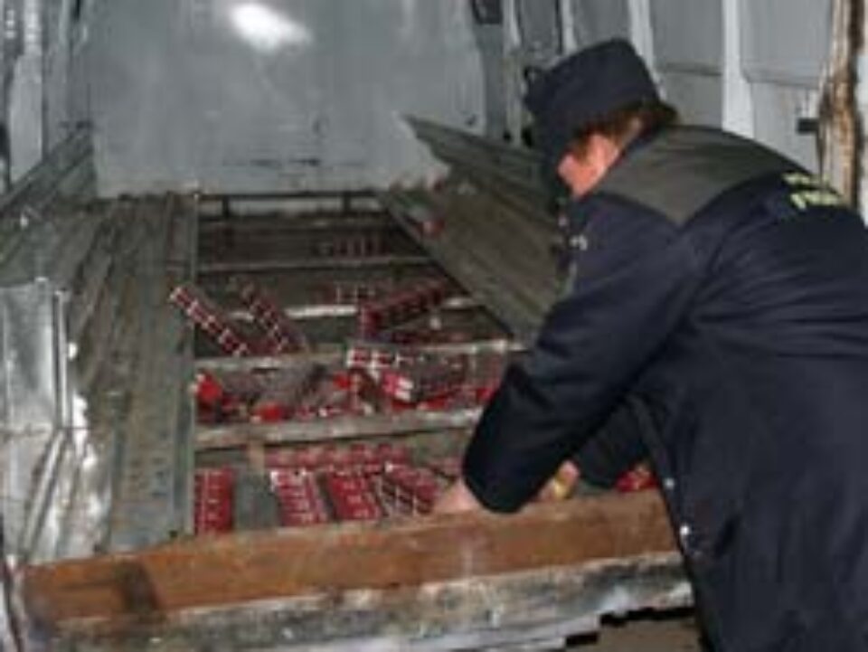 Țigări de aproape 10.000 de euro confiscate în Vama Siret