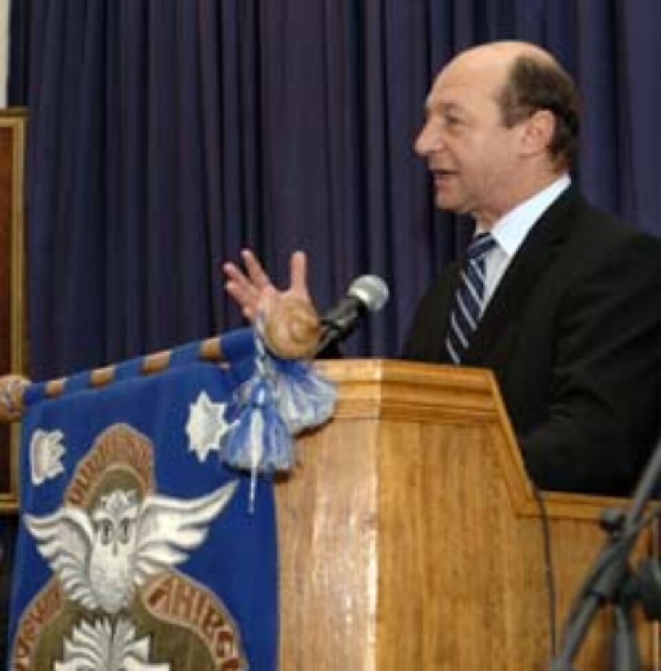 Băsescu le cere organizațiilor românilor din Ucraina să se unească