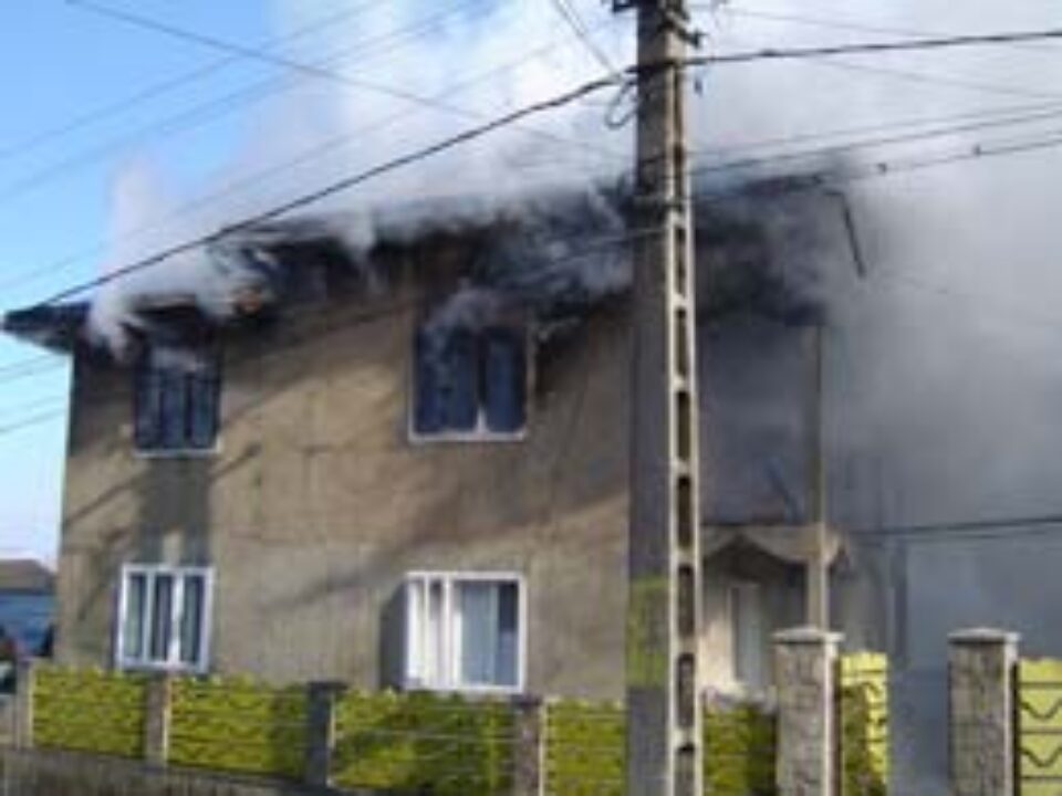 Gospodărie din Șcheia mistuită de flăcări