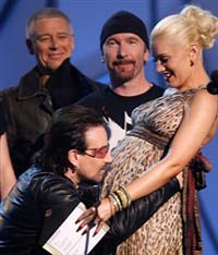 Pe scena Grammy 2006, Bono, liderul U2, a sărutat burtica lui Gwen Stefani, însărcinată în câteva luni