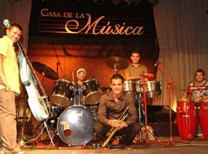 Elena a părăsit trupa Mandinga