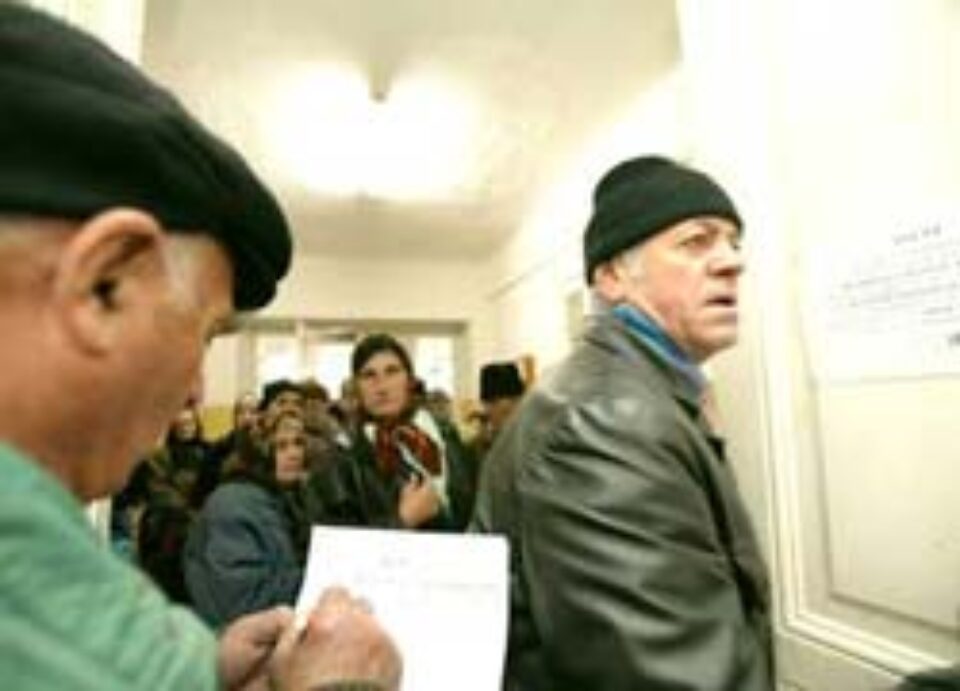 Pensionari tăiați de la drepturi