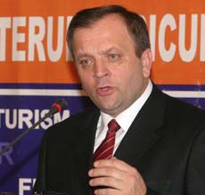 Flutur cere consilierilor județeni liberali să fie mai agresivi cu PSD