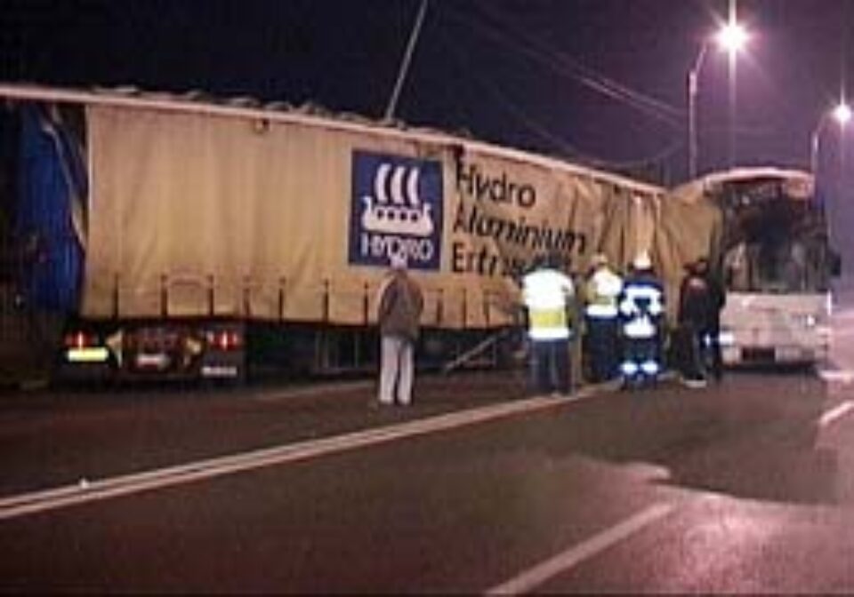 A intrat cu autocarul în TIR A intrat cu autocarul în TIR