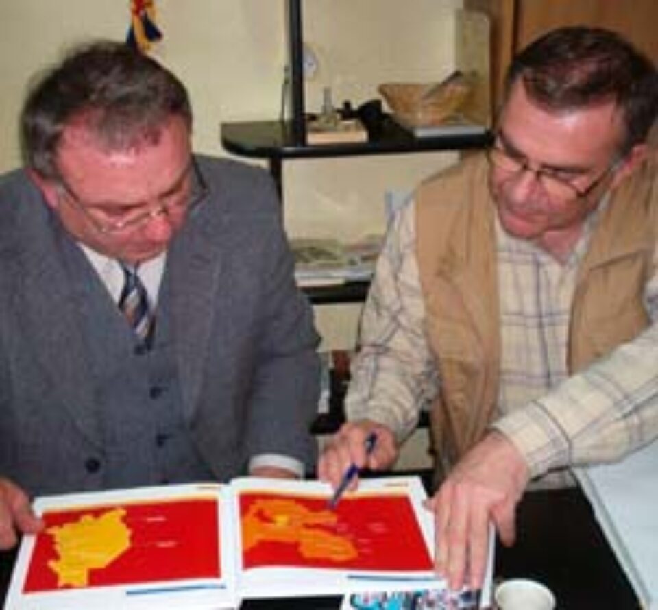 Primarul din Ulma şi directorul Festivalului „Întâlniri Bucovinene” urmărind pe hartă traseul până în Polonia.