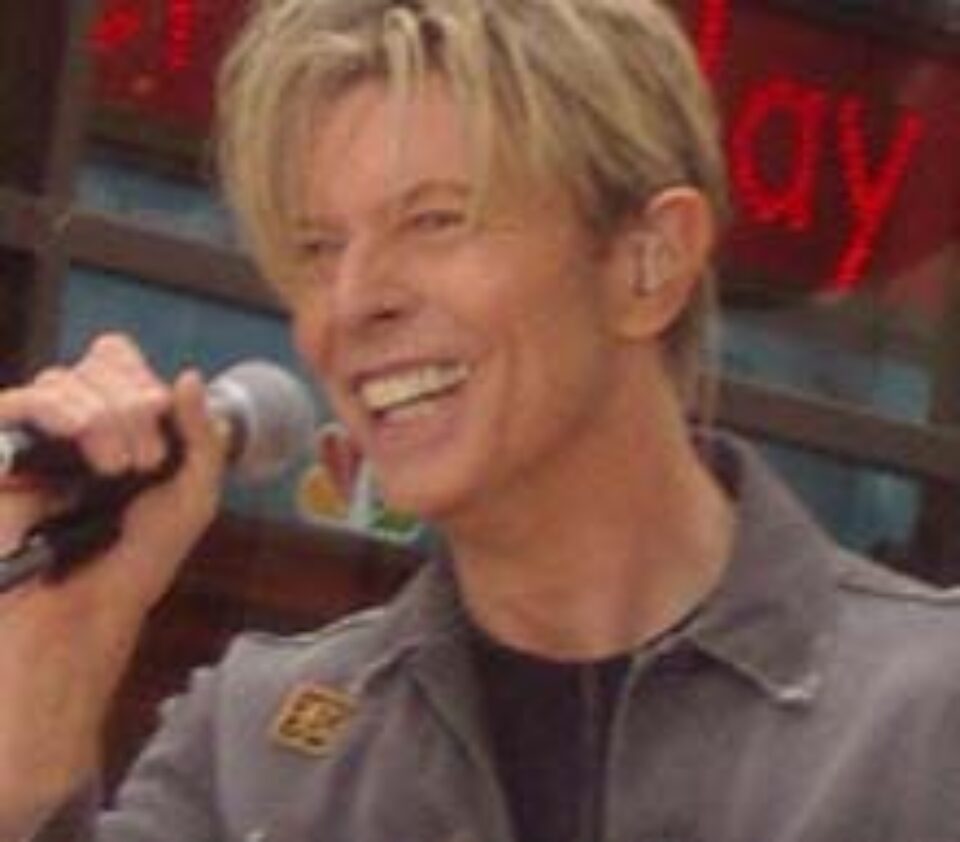 Anul trecut, Bowie a suferit un atac de cord, revenind abia recent pe scenă pentru a cânta live