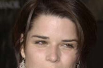 Neve Campbell - "mândră" de fotografiile nud de pe Internet