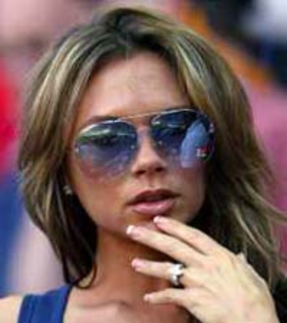 Victoria Beckham lansează o colecție de ochelari de soare Victoria Beckham lansează o colecție de ochelari de soare