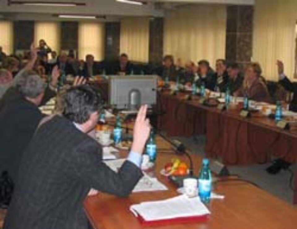 Pentru că unii consilieri „şi-au prins urechile” cu sistemul de votare electronică, de 740 de milioane de lei, recent introdus, s-a recurs tot la votarea “cu mâna” Pentru că unii consilieri „şi-au prins urechile” cu sistemul de votare electronică, de 740 de milioane de lei, recent introdus, s-a recurs tot la votarea “cu mâna”