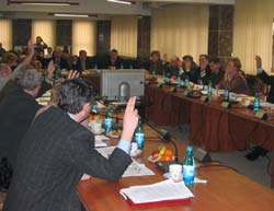 Pentru că unii consilieri „şi-au prins urechile” cu sistemul de votare electronică, de 740 de milioane de lei, recent introdus, s-a recurs tot la votarea “cu mâna”