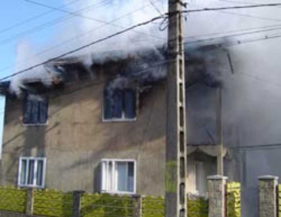 Casa mistuită de flăcări a fost refăcută în timp record cu sprijinul comunităţii