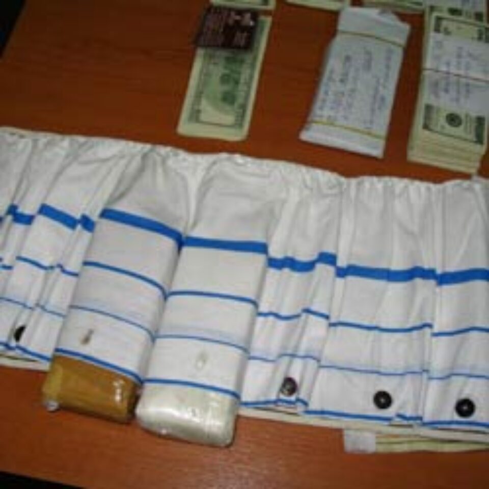 Peste 140.000 de dolari confiscați la Vama Siret