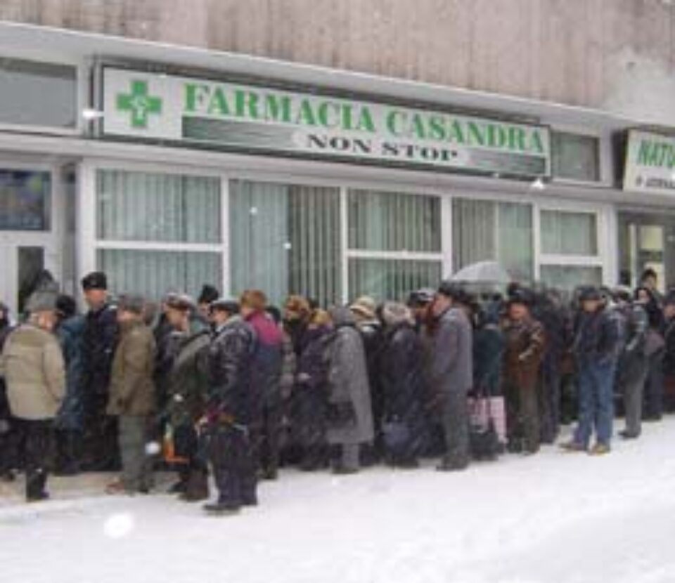 Ziua de mărțișor i-a prins pe pensionari plimbându-se la cozi pentru medicamente