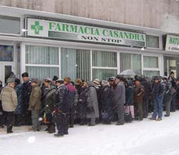 Ziua de mărțișor i-a prins pe pensionari plimbându-se la cozi pentru medicamente