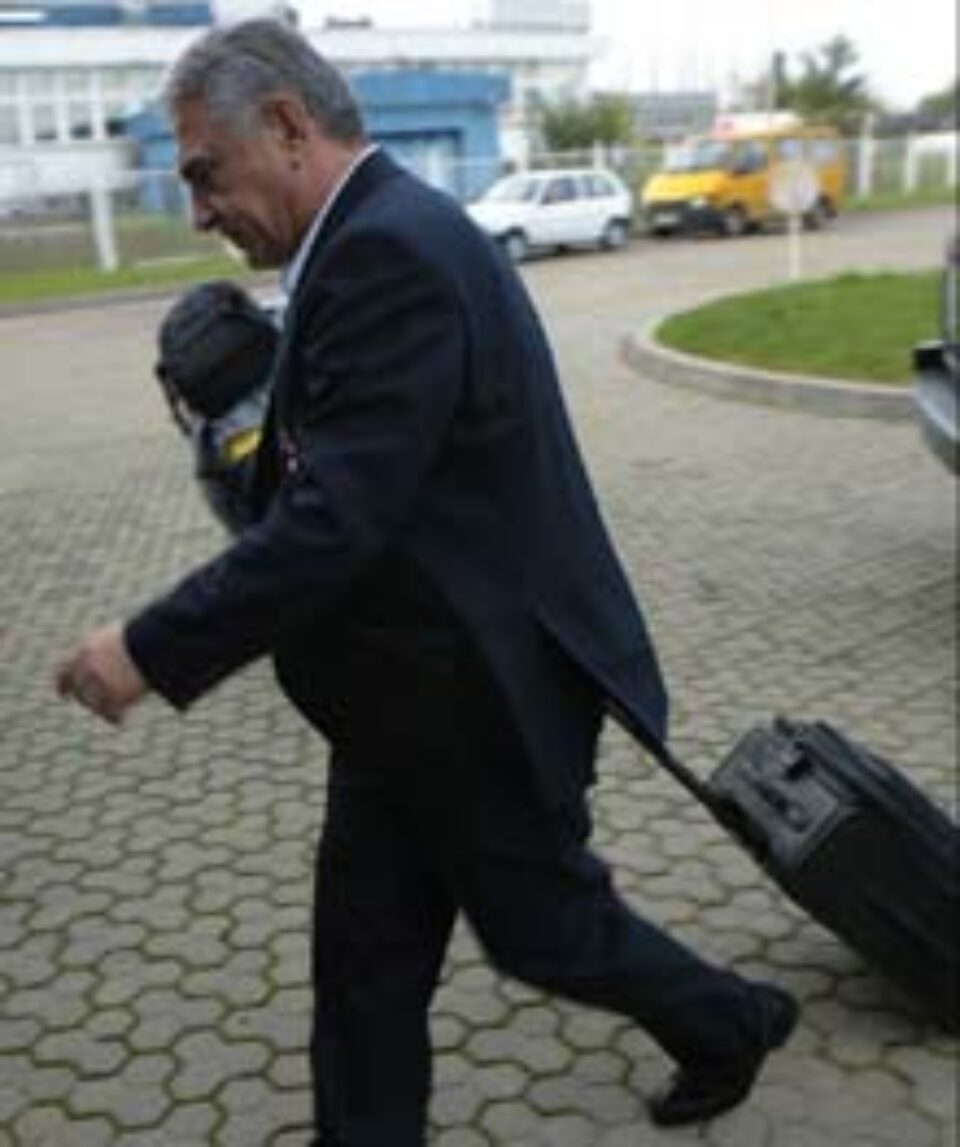 Becali, dat afară cu acte în regulă Becali, dat afară cu acte în regulă