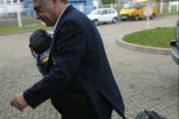 Becali, dat afară cu acte în regulă