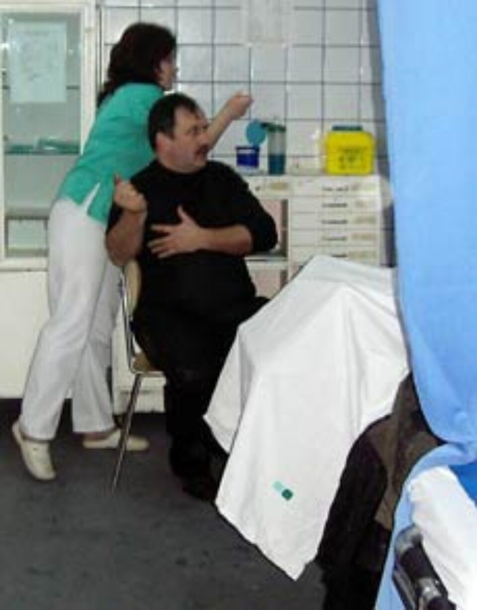 Primarului i se recolteaza probe de singe pentru stabilirea alcoolemiei