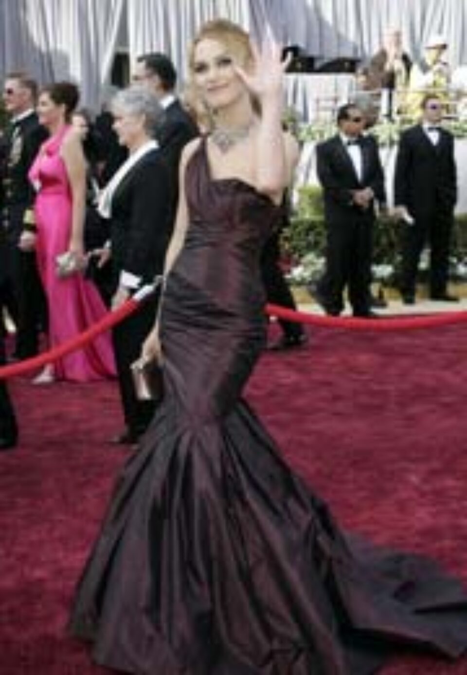 Keira Knightley a ales o rochie de culoarea coacăzelor, semnată Vera Wang, şi un colier elaborat Bulgari