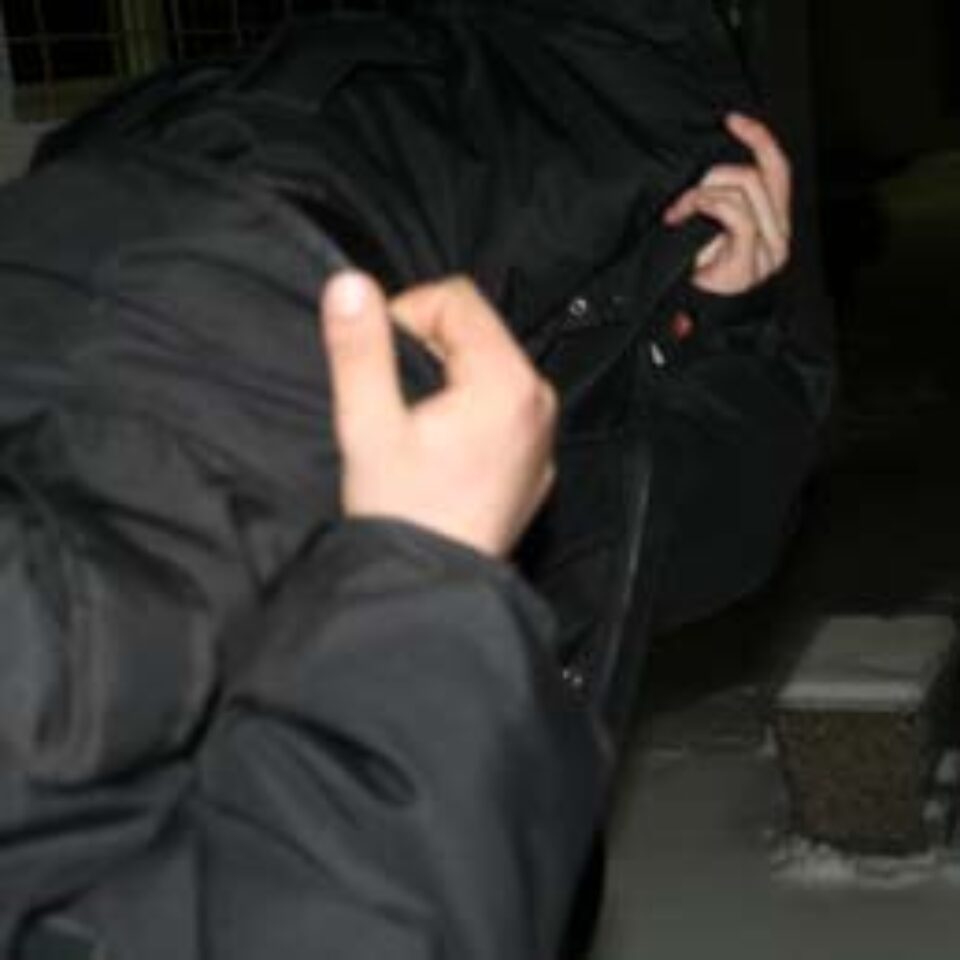 George Costiuc şi Paul Nimigean au fost arestaţi pentru săvârşirea infracţiunii de furt calificat în formă continuă şi conducere a unui autoturism fără permis de conducere George Costiuc şi Paul Nimigean au fost arestaţi pentru săvârşirea infracţiunii de furt calificat în formă continuă şi conducere a unui autoturism fără permis de conducere