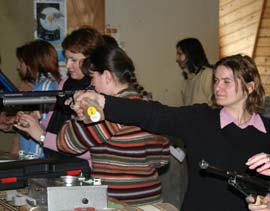 Ziaristele sucevene au înlocuit pixurile cu pistoalele