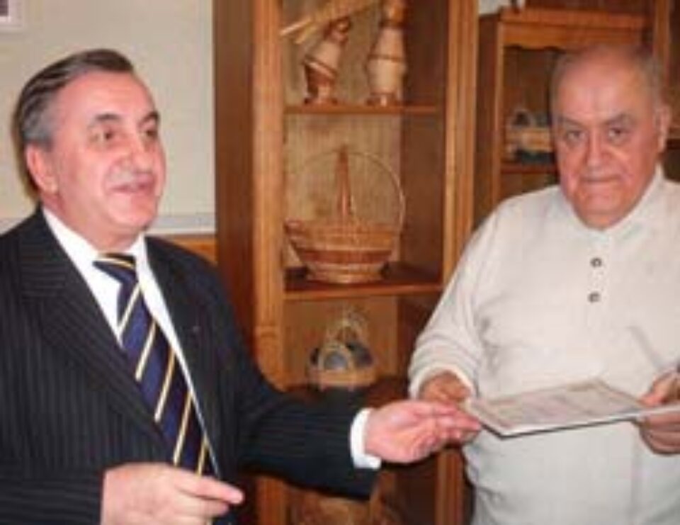 Consulul general Romeo Săndulescu înmânându-i Diploma de excelenţă lui Ivan Snigur