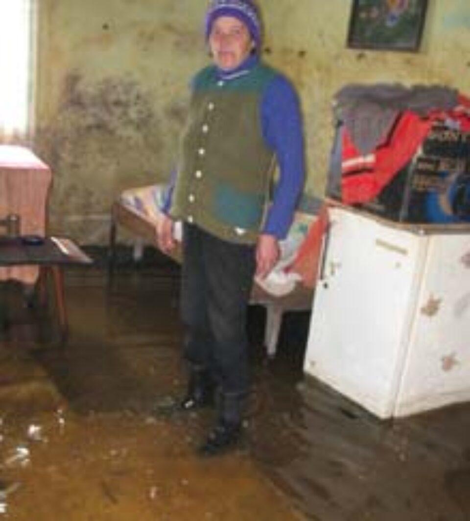 Bătrâne condamnate să trăiască într-o ruină năpădită de ape Bătrâne condamnate să trăiască într-o ruină năpădită de ape