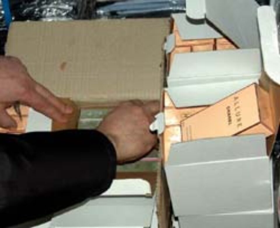 589 de colete cu mărfuri contrafăcute, reținute în Vamă 589 de colete cu mărfuri contrafăcute, reținute în Vamă