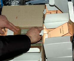 589 de colete cu mărfuri contrafăcute, reținute în Vamă